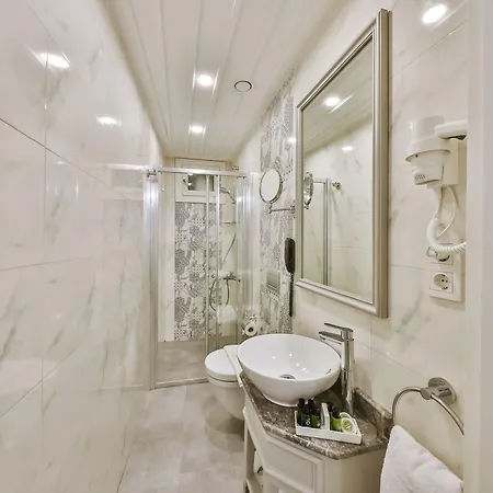 9 Doors (adults Only) Otel 3*