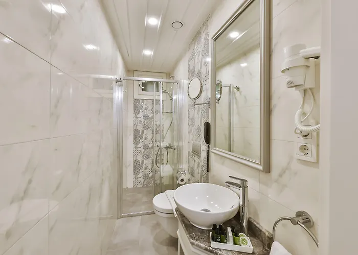 9 Doors (adults Only) Otel 3*